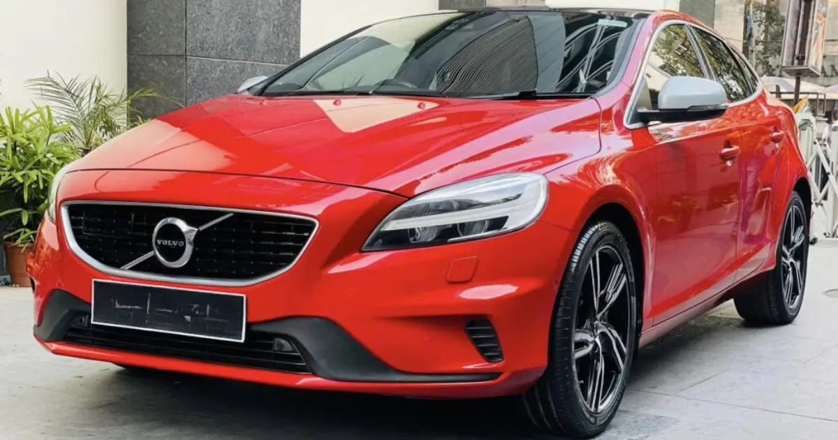 Volvo V40 R-Design Front 3-Quarter View