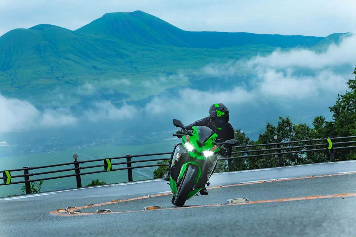 Kawasaki Ninja ZX-25RR Action Shot