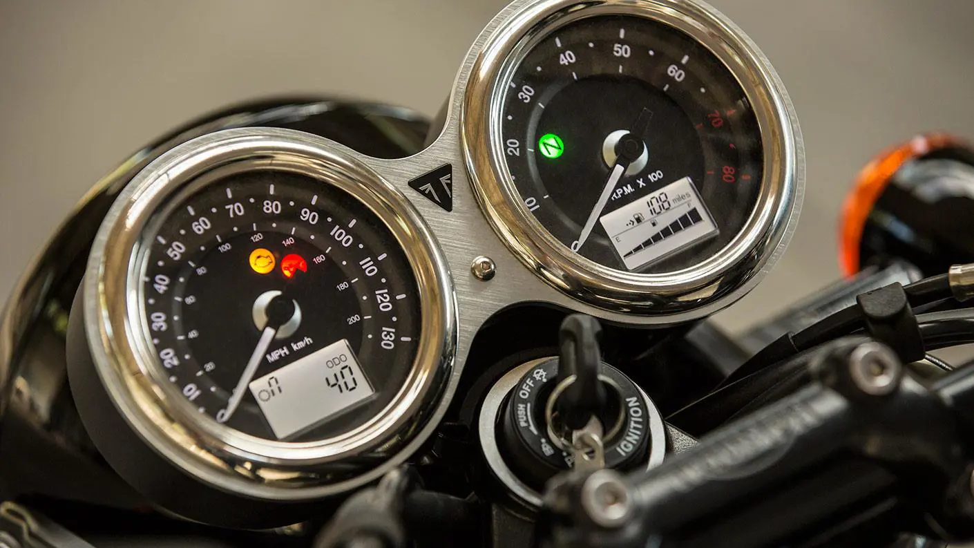 Triumph Bonneville T100 Black Instrument Console