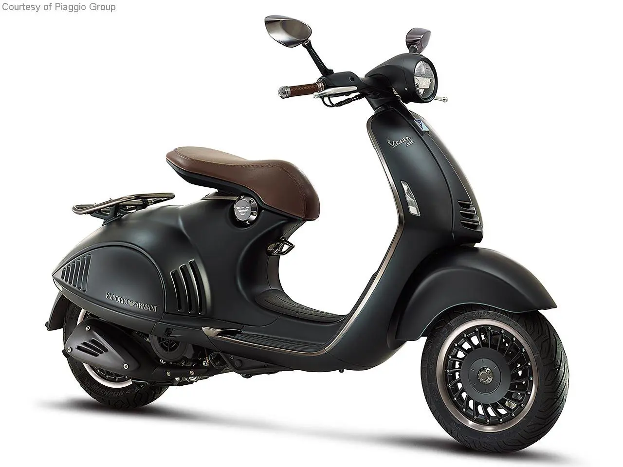 Vespa Vespa 946 Emporio Armani ₹1,205,000 ₹1,427,999