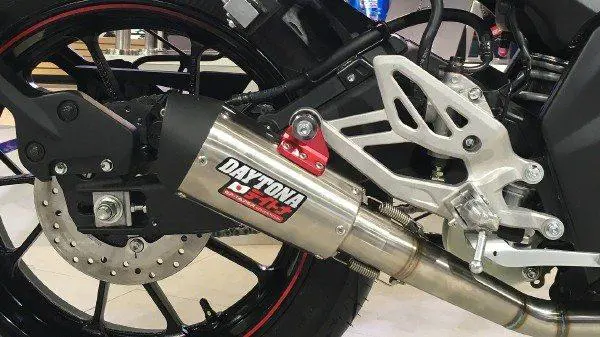 Yamaha R15 V3 Race Kit comes with Daytona Exhaust