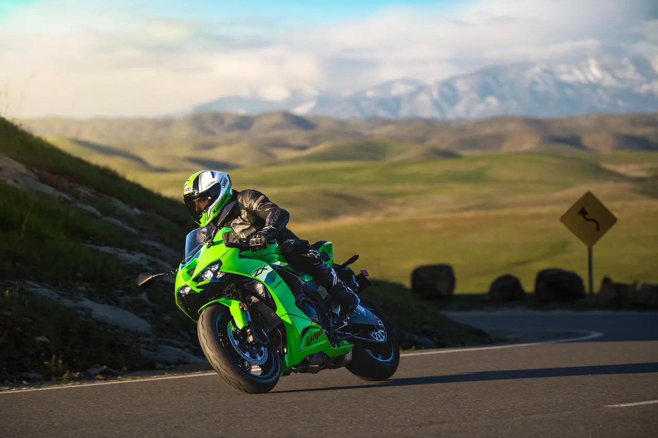 Kawasaki Ninja ZX ₹800,000 - ₹2,250,000, Specifications, Reviews