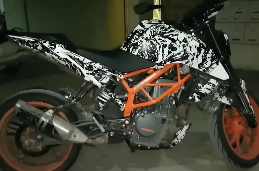2017 KTM 390 Duke: Clearest Ever Spy Video!