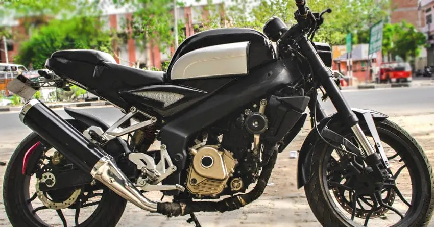 Impressively Customized Bajaj Pulsar NS200 'Vijayrath' by The Unpaid Riders