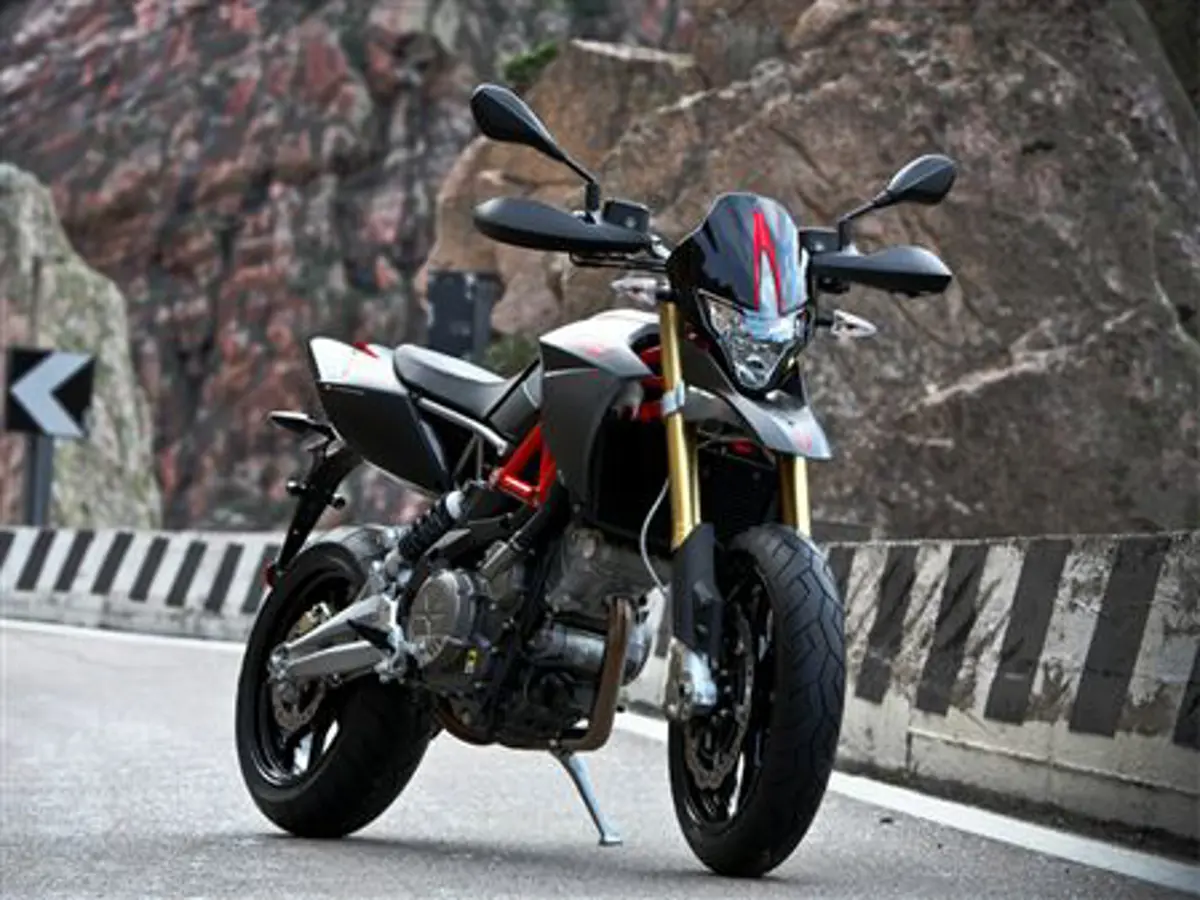 Dorsoduro 750 Factory 3-Quarter Front