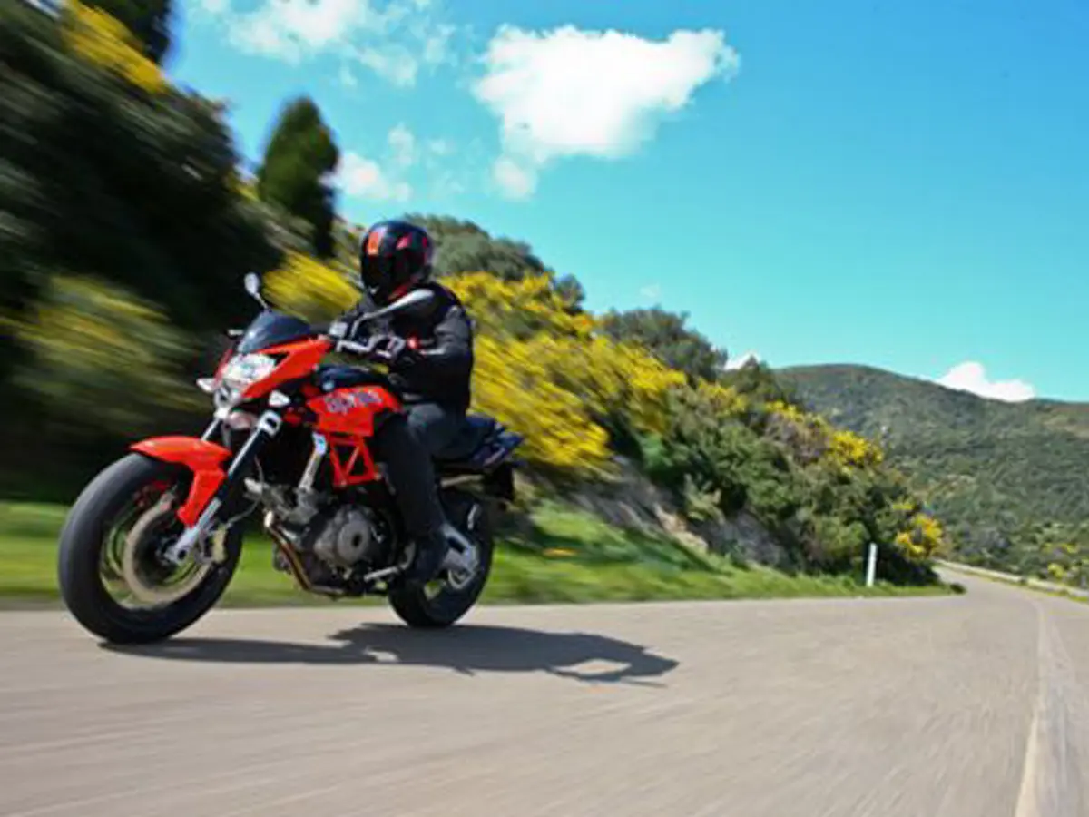 Shiver 750 in Motion 'Red'