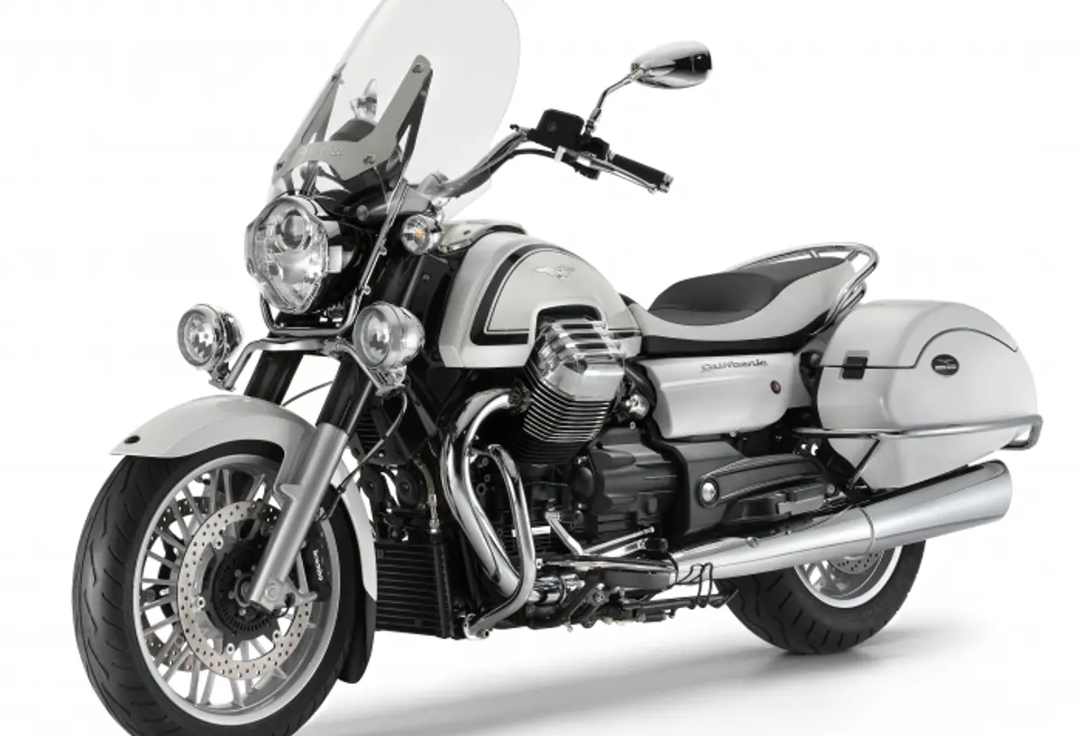 Moto Guzzi California 1400 Touring Front 3-Quarter