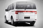 Mitsubishi Delica D5 Rear 3-Quarter image