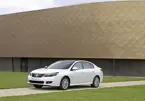 Renault Latitude 'White' Front 3-Quarter image