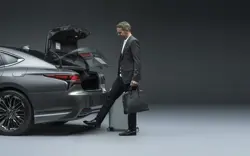 Lexus LS 500h Hands-Free Power Trunk Lid