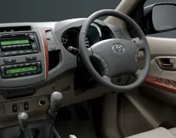 Toyota Fortuner (2011)0