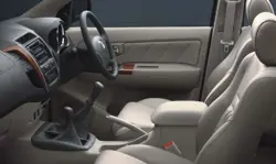 Toyota Fortuner (2011)0