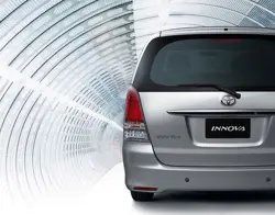 Toyota Innova (2011)0