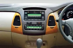 Toyota Innova (2011)0