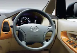 Toyota Innova (2011)0