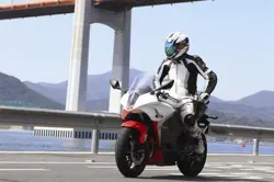 Hyosung GT650R Front 3-Quarter