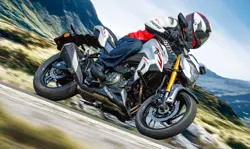 Suzuki GSX-S300 (Haojue DR300) Action Shot