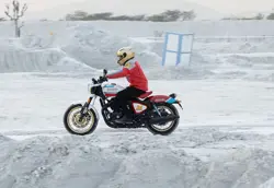 Royal Enfield Shotgun ICON Edition Action Shot 1