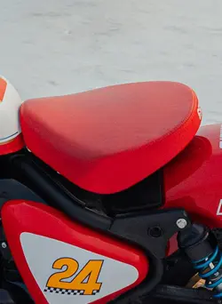 Royal Enfield Shotgun ICON Edition Striking Red Seat