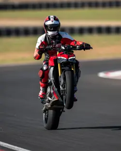 2025-ducati-streetfighter-v2-4441-2389