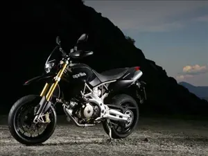 Dorsoduro 750 3-Quarter Front