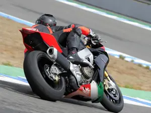 RSV4 Factory APRC SE 3-Quarter Rear 'Red'