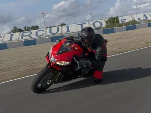 RSV4 Factory APRC SE in Motion 'Red'