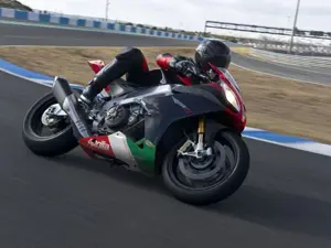 RSV4 Factory APRC SE on Test Track