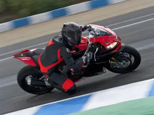 RSV4 Factory APRC SE in Motion 'Red'