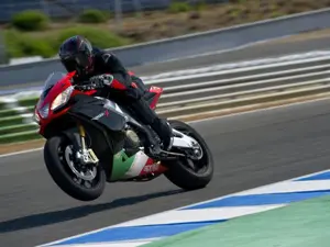 RSV4 Factory APRC SE in Motion 'Red'