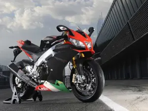 RSV4 Factory APRC SE 3-Quarter Front 'Red'