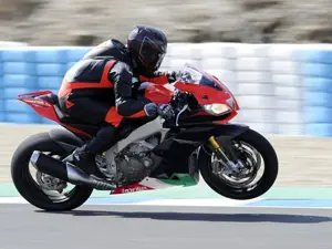 RSV4 Factory APRC SE in Motion 'Red'