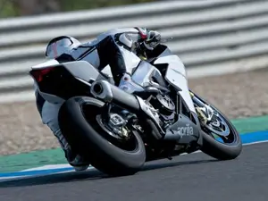 RSV4 R APRC in Motion 'White'