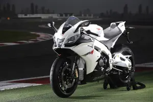 RSV4 R 3-Quarter Front 'Silver'