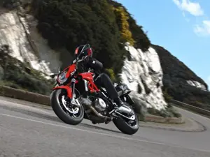 Shiver 750 in Motion 'Red'