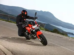 Shiver 750 in Motion 'Red'