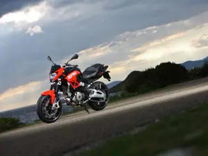 Shiver 750 3-Quarter Front 'Red'