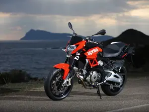 Shiver 750 3-Quarter Front 'Red'