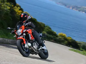 Shiver 750 in Motion 'Red'