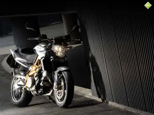 Shiver 750 3-Quarter Front 'Silver'