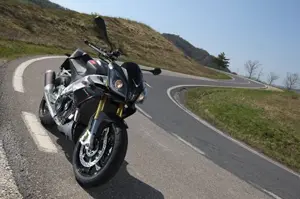 Tuono V4 R 3-Quarter Front 'Black'