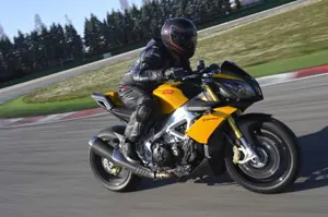 Tuono V4 R in Motion