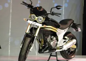 2014 New Mahindra Mojo Front 3-Quarter