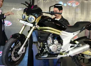 2014 New Mahindra Mojo Front 3-Quarter