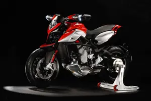 MV Agusta Rivale 800 Front 3-Quarter