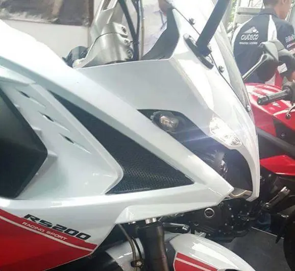 Bajaj-Pulsar-RS200-White-Red-front-wheel - Copy