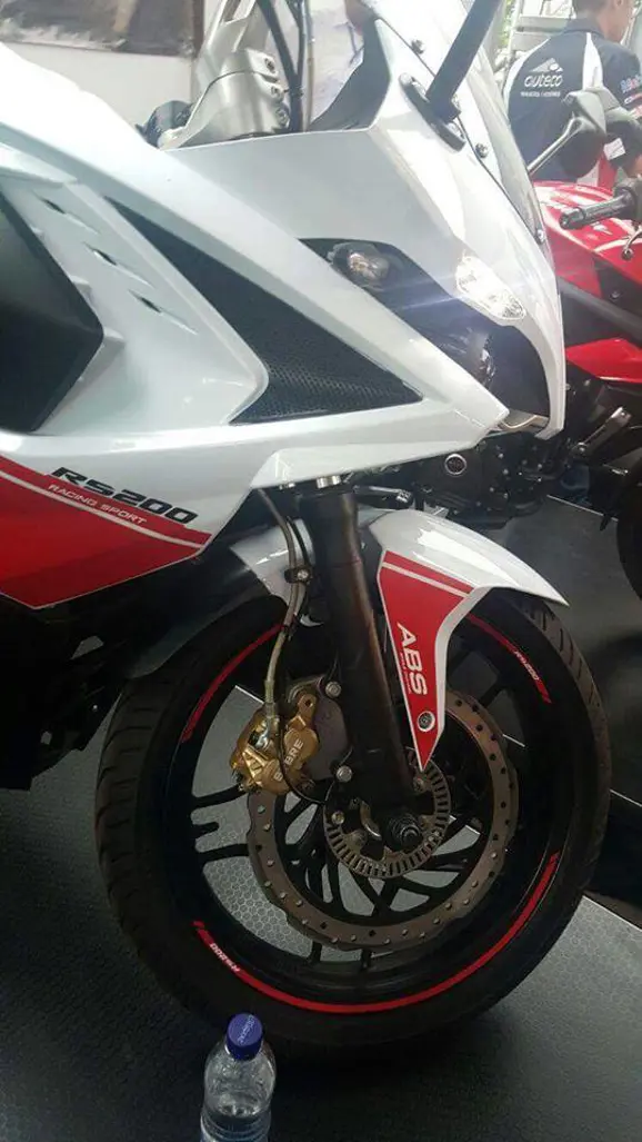Bajaj-Pulsar-RS200-White-Red-front-wheel