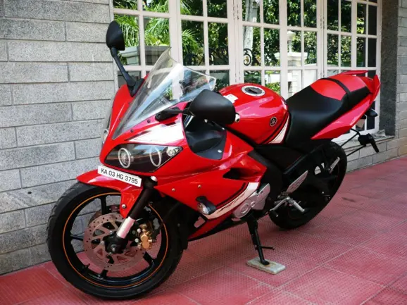 R15_twin-disc-underseat-exhaust