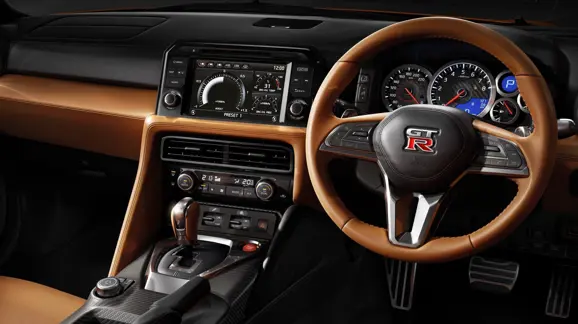 2017-nissan-gtr-interior