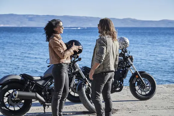 2017-honda-rebel-500-300-lifestyle-09